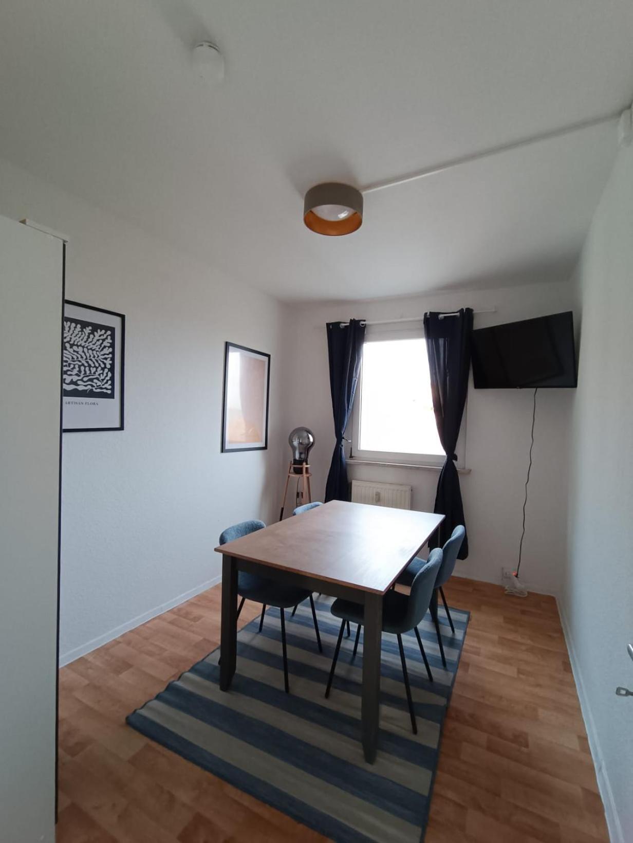 Ideal Fuer Monteure 2 Zimmer Apartment Mit Kueche, Waschmaschine, Bad, Wifi, Flat Tv Usw Halle  Ngoại thất bức ảnh