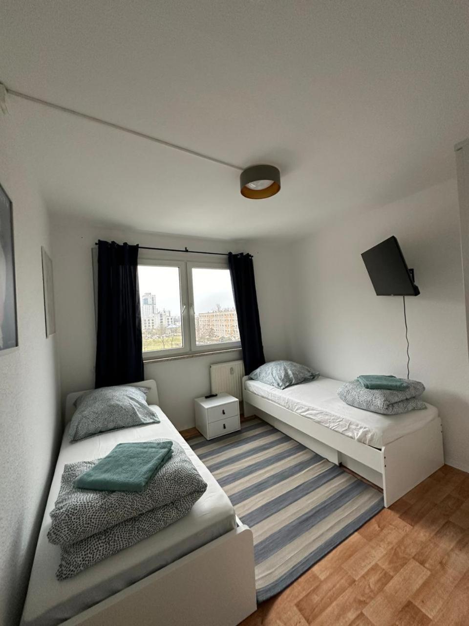 Ideal Fuer Monteure 2 Zimmer Apartment Mit Kueche, Waschmaschine, Bad, Wifi, Flat Tv Usw Halle  Ngoại thất bức ảnh